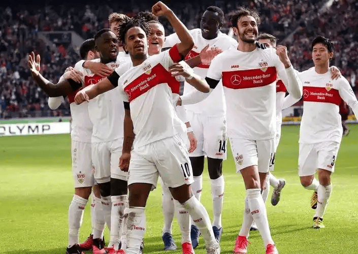 德甲焦点战:斯图加特火力全开,沃夫斯堡深陷保级泥潭谁能突围?